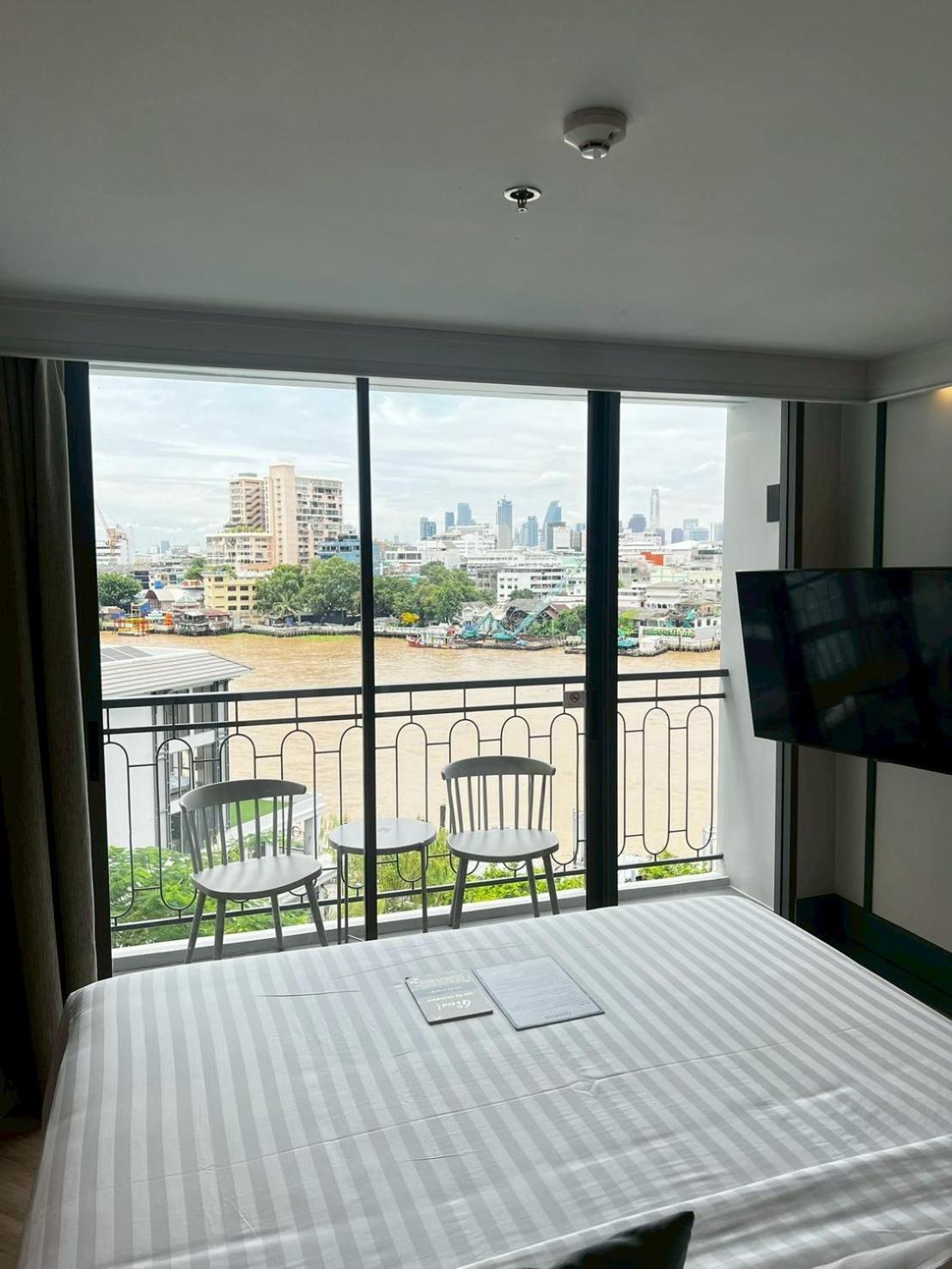 Family Room River View King Bed